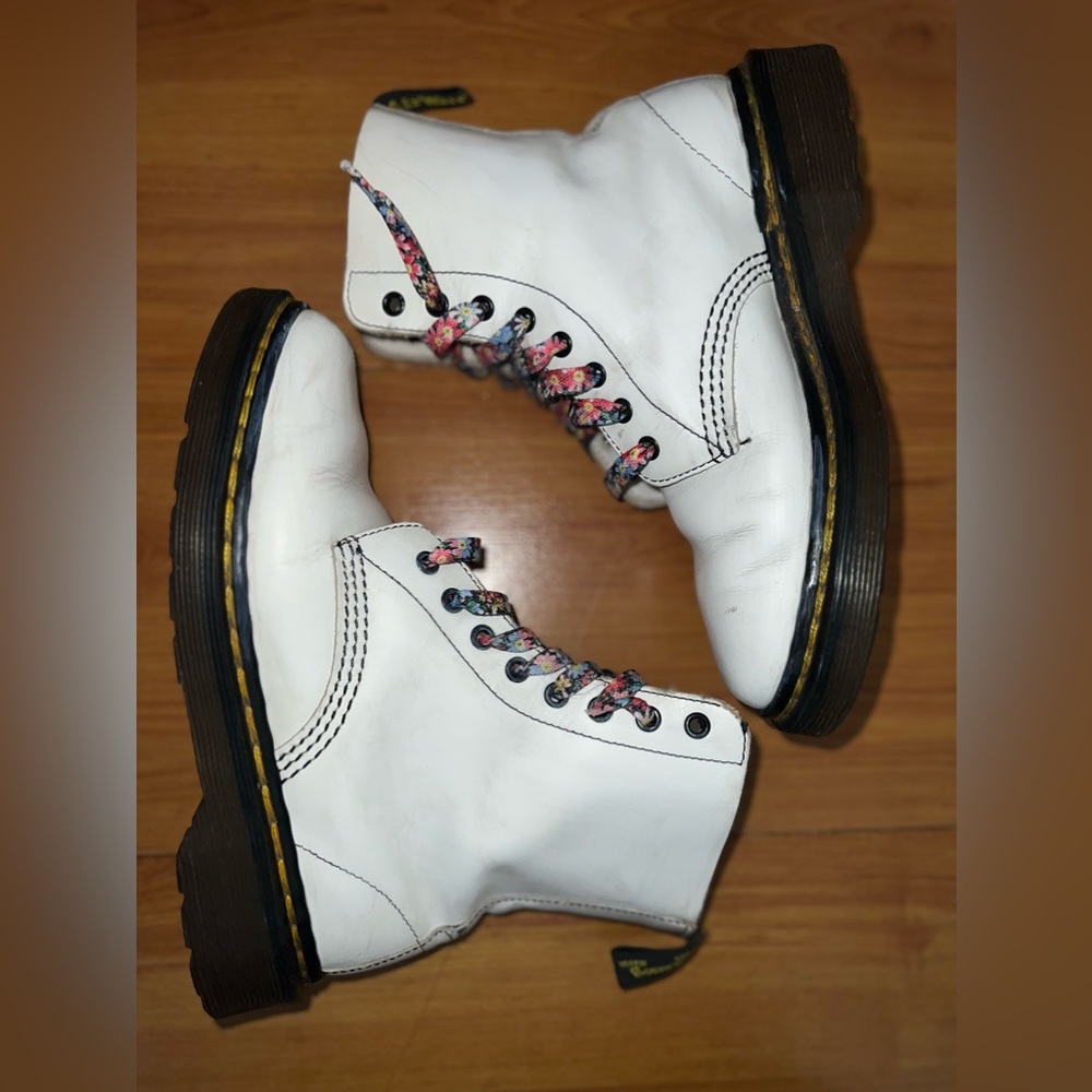 VINTAGE WHITE DR MARTENS W/ FLORAL LACES